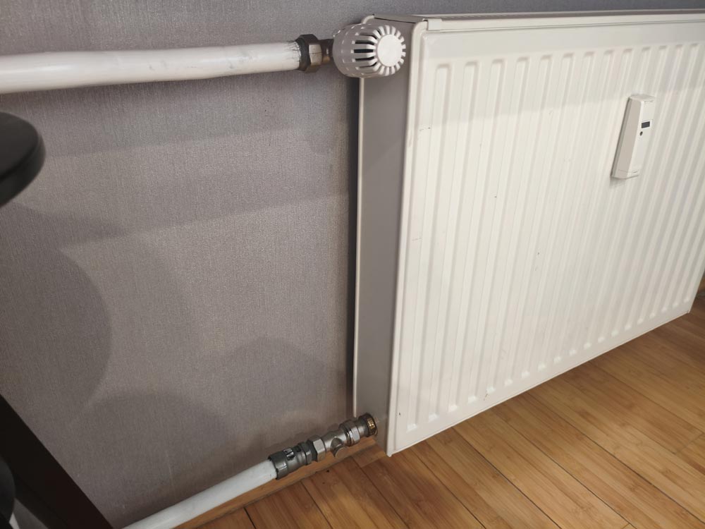 Egy radiátor felújításához kapcsolódóan kerestek meg, ahol a régi radiátorszelep és a torló már nem működött megfelelően, ezért szükségessé vált mindkét szerelvény cseréje.
