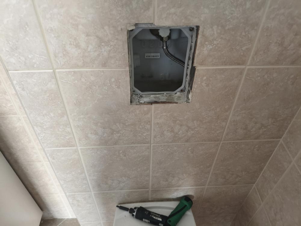 A 3. kerületbe hívtak egy Grohe DAL beépített WC-tartály javítása miatt. Az ügyfél arra panaszkodott, hogy a WC öblítése után nem állt le teljesen a víz, időnként folyamatosan csordogált a WC-csészébe, és a tartály működése sem volt már olyan, mint korábban. A helyszínen hamar kiderült, hogy nem egy egyszerű beállítási problémáról van szó, ezért alaposabban át kellett néznem a tartály belsejét.