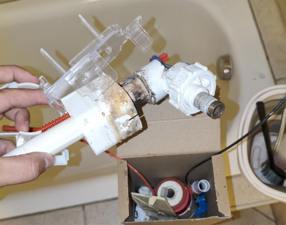 Nem ez volt az első alkalom, hogy egy olyan Sanit beépített WC tartályhoz hívtak ki, amelyet előttem már több szerelő is megpróbált megjavítani. Az ilyen munkáknál sokszor nem is maga a tartály meghibásodása jelenti a legnagyobb problémát, hanem az, hogy az előző javítások során mihez nyúltak hozzá, mit cseréltek ki, és milyen állapotban hagyták ott a rendszert.
